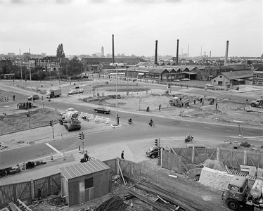 850369 Overzicht van de werkzaamheden voor de aanleg van een rotonde op het Westplein te Utrecht, vanaf de nieuwe ...